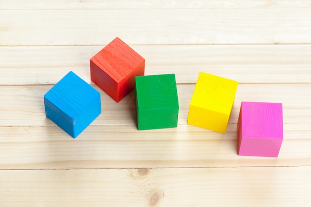 Blocs de construction en bois colorés