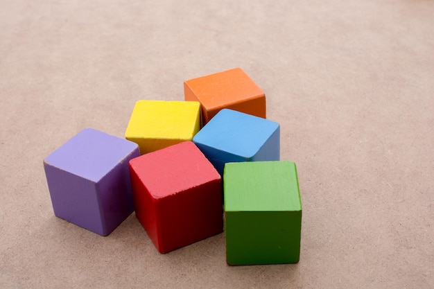 Blocs de construction colorés sur fond marron