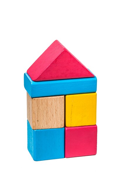 Blocs de construction sur fond en bois, blocs de construction en bois colorés