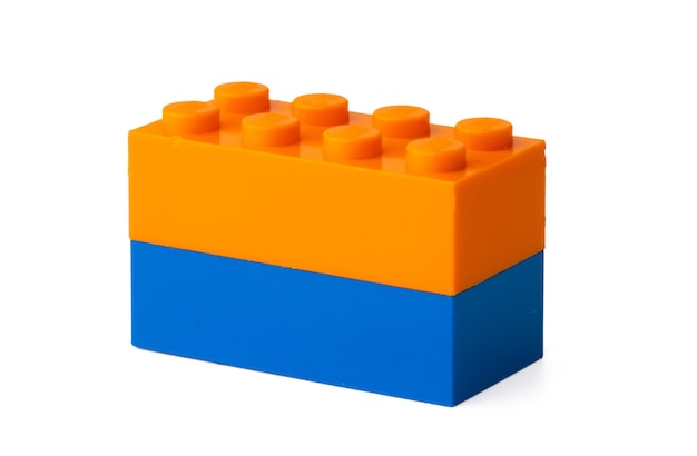 Blocs de construction de jouets en plastique colorés isolés sur blanc