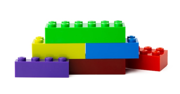 Blocs De Construction De Jouets En Plastique Colorés Isolés Sur Blanc