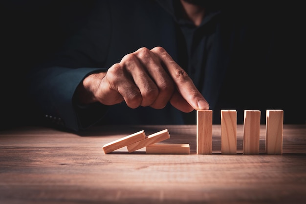 Les blocs de cube arrêtent de tomber des blocs sur la table