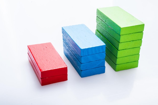 Photo des blocs de domino colorés sur un fond blanc