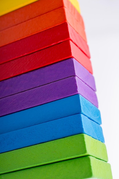 Blocs Domino colorés en ligne sur fond blanc