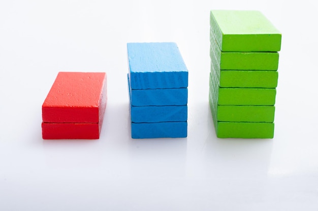 Blocs de dominos colorés sur fond blanc