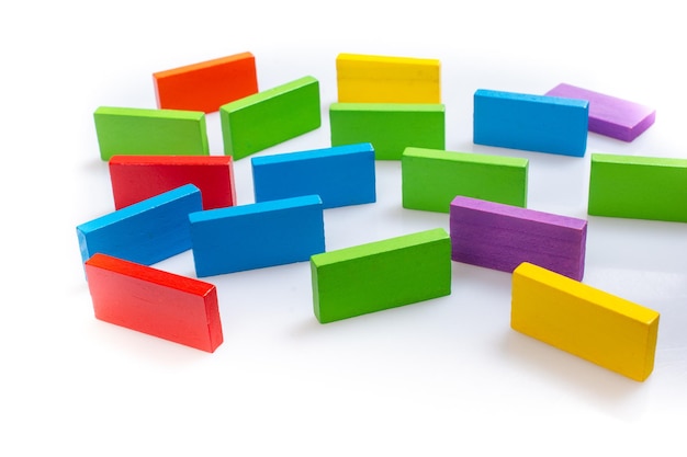 Blocs de dominos colorés sur fond blanc