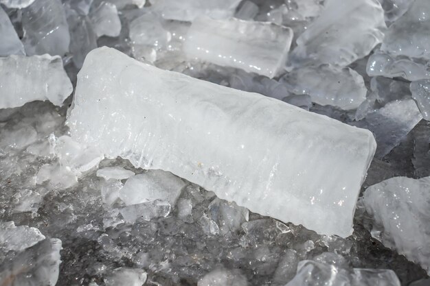Des blocs de glace en fusion dans la nature en arrière-plan