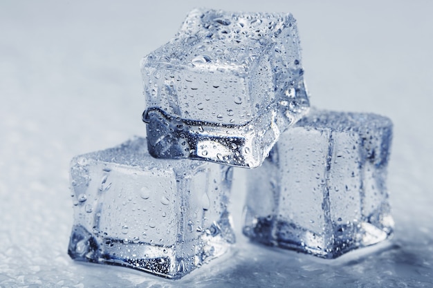 Blocs de glace avec des gouttes d'eau