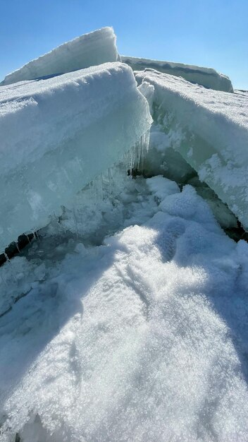 blocs de glace sur la mer gelée au soleil