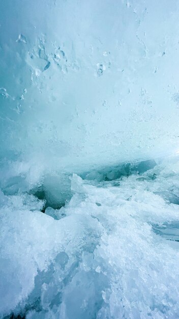 blocs de glace sur la mer gelée au soleil