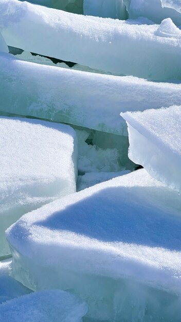 blocs de glace sur la mer gelée au soleil