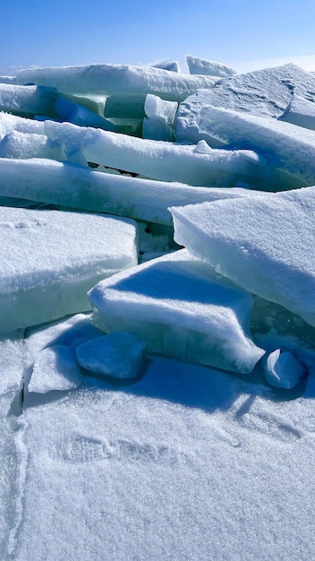 blocs de glace sur la mer gelée au soleil