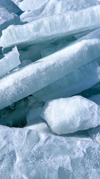 blocs de glace sur la mer gelée au soleil