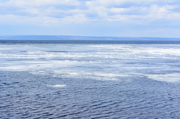 Blocs de glace naturels se brisant contre le rivage au printemps. Arctique, hiver, paysage de printemps. La glace dérive le long de la Volga.