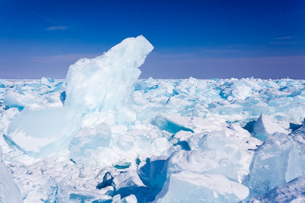 blocs de glace, neige et ciel au lac Baïkal