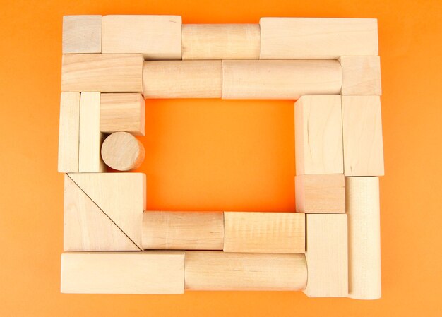 Photo des blocs de jouets en bois sur fond orange