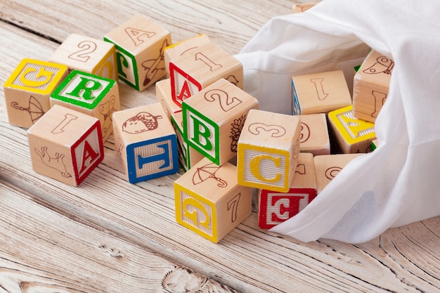 Blocs jouets en bois multicolores sur table en bois