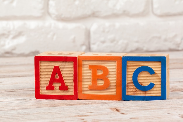 Blocs jouets en bois avec le texte: abc