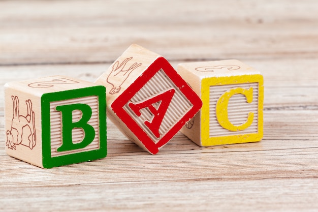 Blocs jouets en bois avec le texte: abc