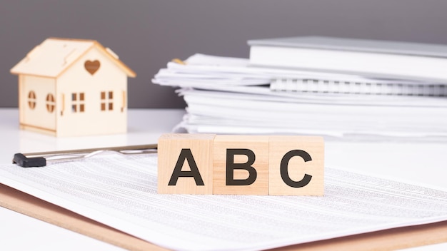 blocs de jouets en bois avec le texte abc