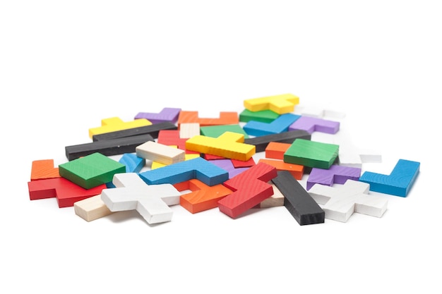 Des blocs de jouets colorés sur un fond blanc.
