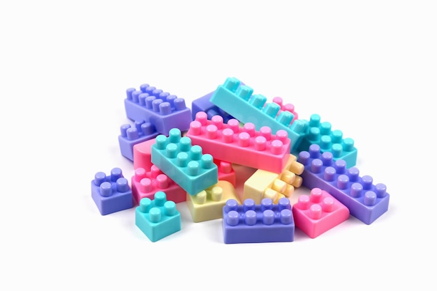 Blocs de jouets de couleur pastel sur fond blanc