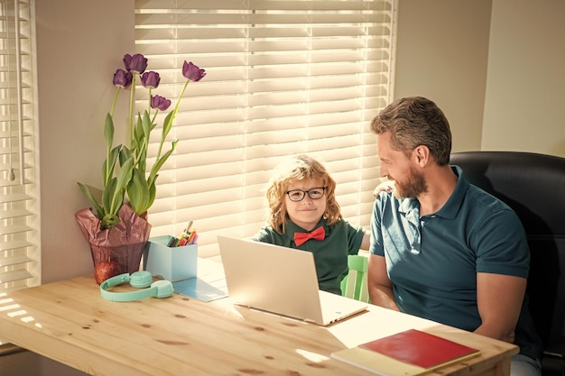 Blog familial nerd boy faire ses devoirs avec l'enseignant webinaire leçon vidéo éducation en ligne