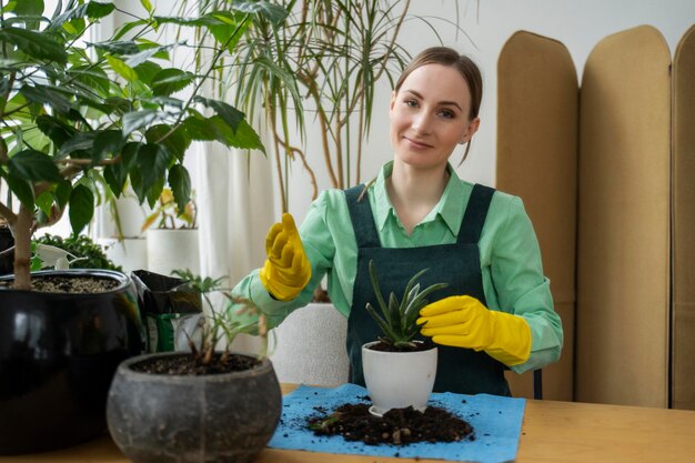 Blogger femelle parle dans l'appareil photo effectue une leçon en ligne sur le jardinage le concept de liv