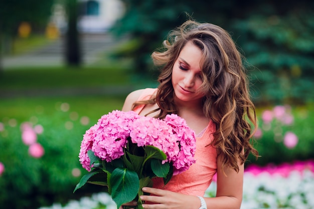 Blogger girl holding bouquet de fleurs au marché aux fleurs. Concept de blogging.