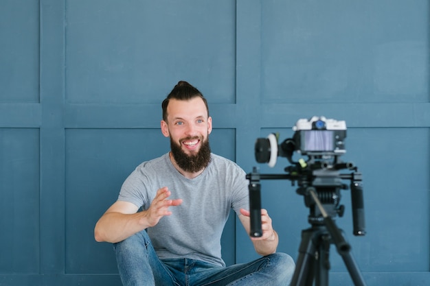 Blogger en streaming en direct. homme barbu hipster communiquant avec les abonnés via la caméra. nouvelles professions modernes et façons de gagner de l'argent en ligne.