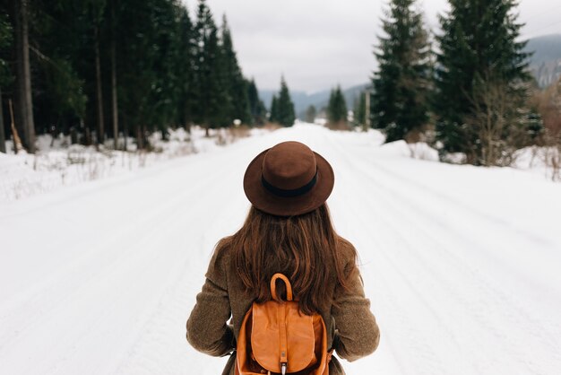 Blogger voyageur regarde la forêt d'hiver