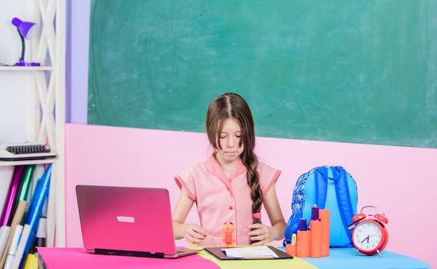 Photo blogging personnel passe-temps blogging étudier la programmation conception web cours de programmation laptop pour filles petit enfant utilisant un portable technologie numérique surfer sur internet langage de programmation