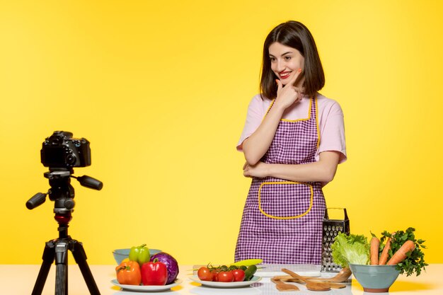 Blogueur culinaire mignon cuisinier de fitness enregistrant une vidéo pour les médias sociaux regardant dans la caméra