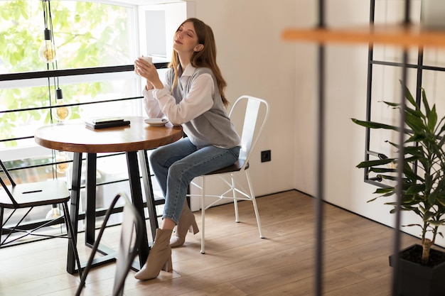 Un blogueur dans un café savoure un café le matin au travail à distance