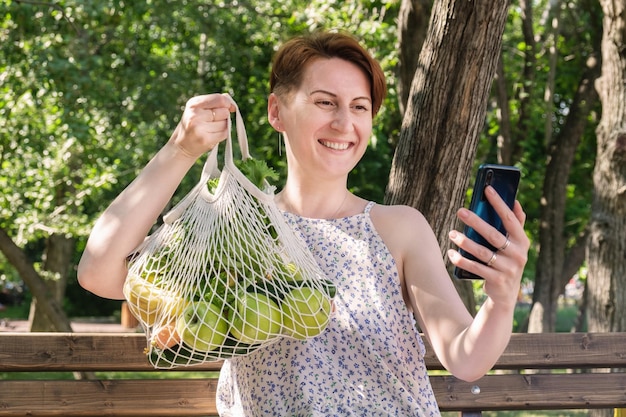 Le blogueur diffuse en direct sur l'alimentation saine