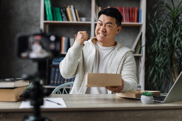 Blogueur masculin partageant ses émotions positives avec ses abonnés