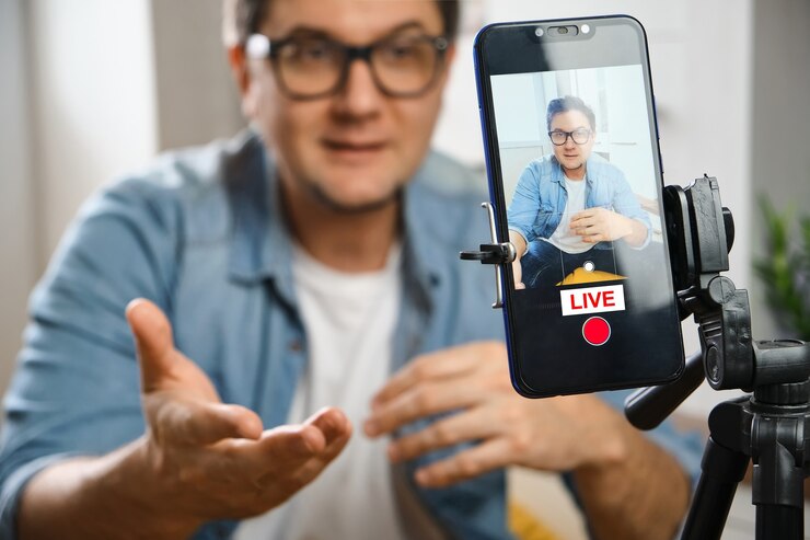 Photo un blogueur vidéo enregistre du contenu sur la chaîne