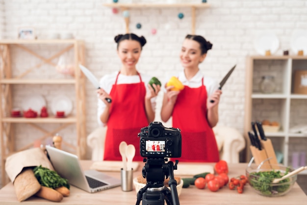 Les blogueurs culinaires tiennent les poivrons et les couteaux.