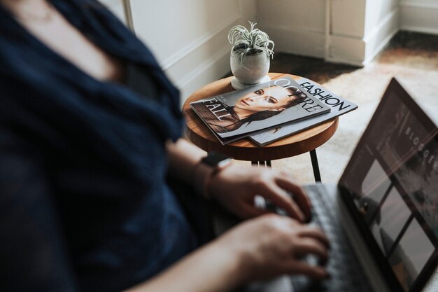 Blogueuse à l'aide d'un ordinateur portable