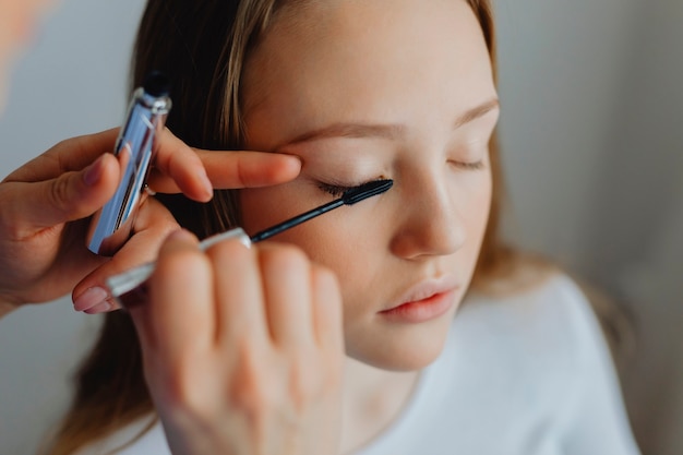 Blogueuse beauté appliquant du mascara à son modèle