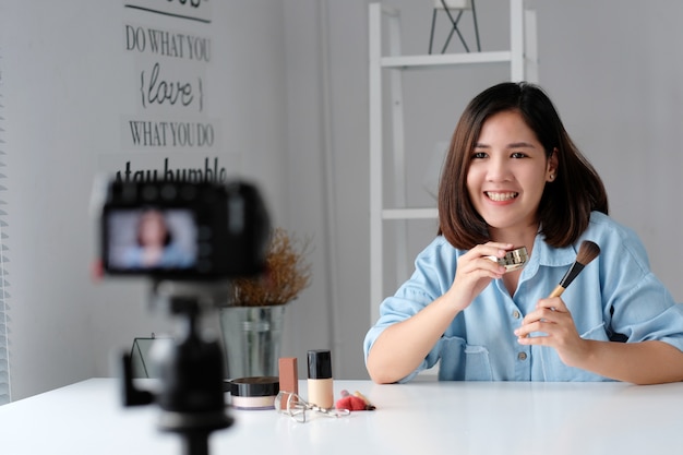 Blogueuse beauté asiatique jeune femme montrant comment composer un didacticiel vidéo, concept de vlog