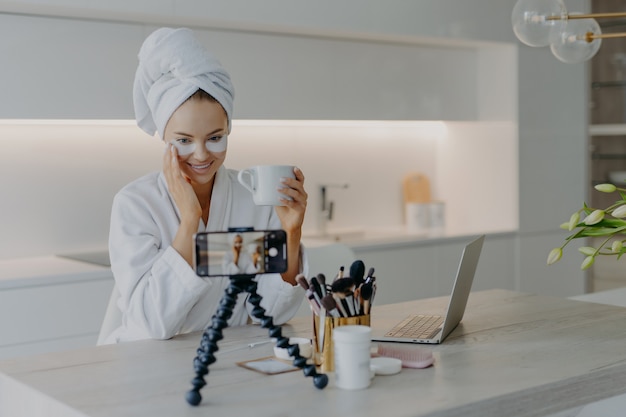 blogueuse enregistrant un didacticiel vidéo sur les soins de la peau