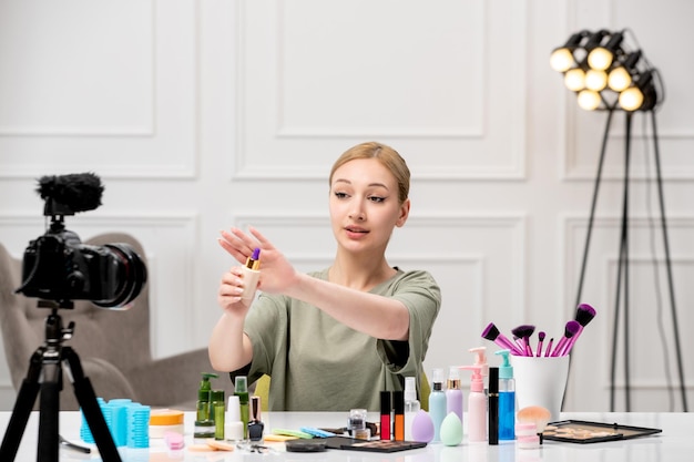 Blogueuse De Maquillage Mignonne Jolie Jeune Fille Enregistrant Un Tutoriel De Maquillage à La Caméra Montrant