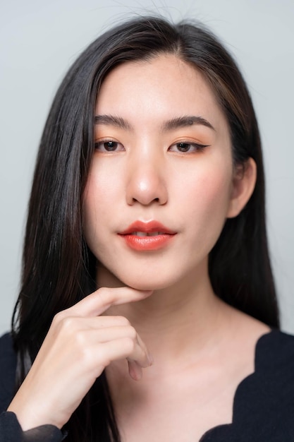 Les blogueuses asiatiques passent en revue les cosmétiques. et enseigner le maquillage par tablette