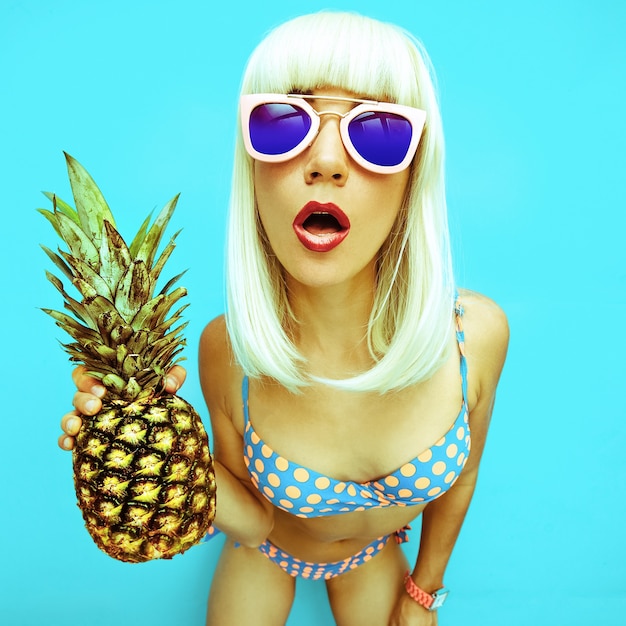 Blonde à l'ananas. Style rétro de fête de plage chaude