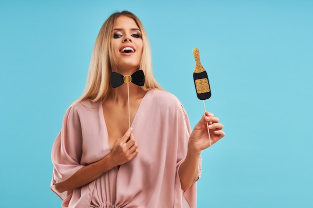 Blonde belle femme adulte posant sur bleu