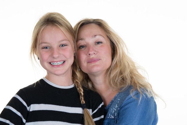 Blonde et belle mère et fille souriante - isolée