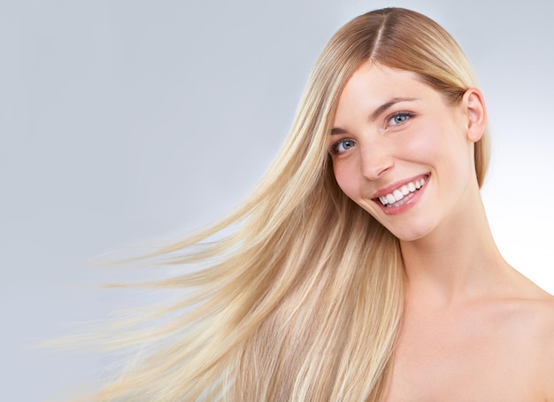 Blonde et belle Portrait en studio d'une jeune femme aux longs cheveux blonds