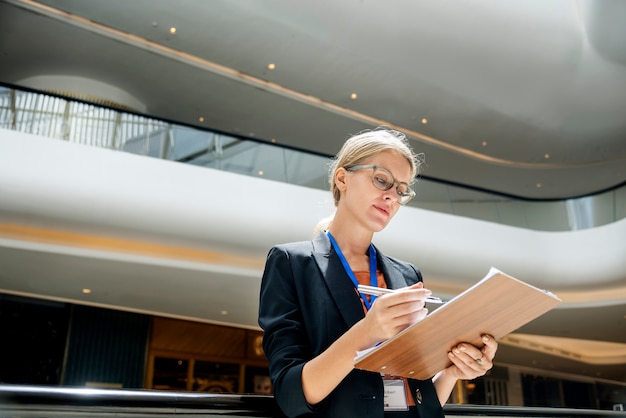 Blonde femme d&#39;affaires en déplacement