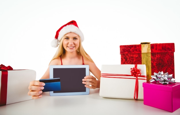 Blonde festive, magasinage en ligne avec tablet pc